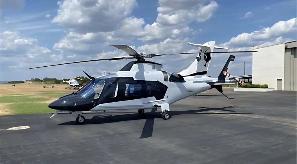 Helicóptero Agusta 109E Power estacionado para vuelos ejecutivos en México