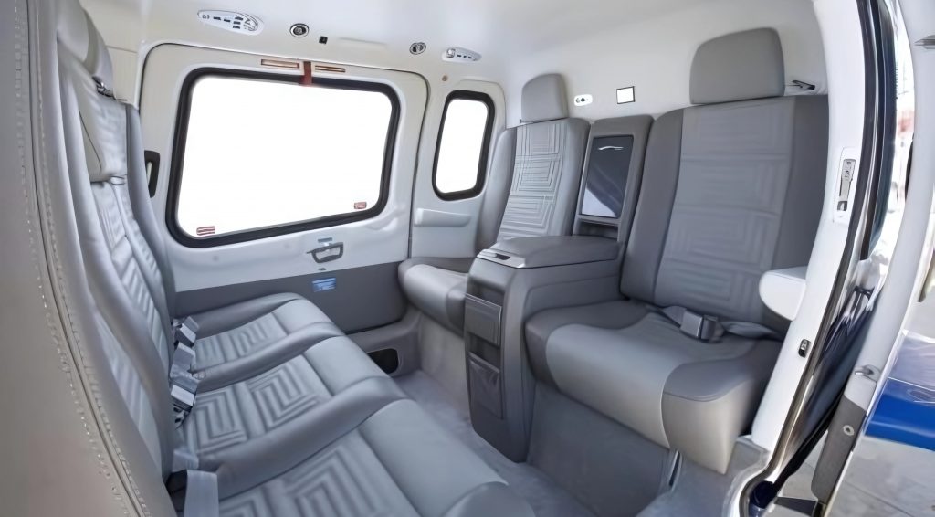 Cabina ejecutiva del helicóptero Augusta 109E Power con acabados de lujo