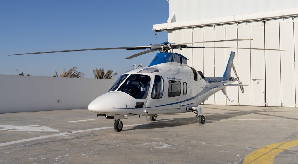 Helicóptero Agusta 109E Power estacionado listo para vuelo ejecutivo en México