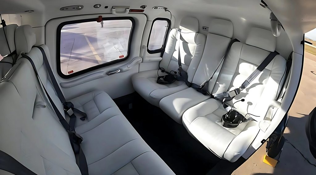 Interior del Agusta 109E Power con asientos de cuero para vuelos ejecutivos