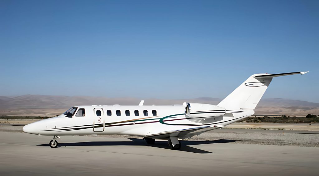 Cessna Citation CJ3 estacionado en aeropuerto listo para vuelo ejecutivo