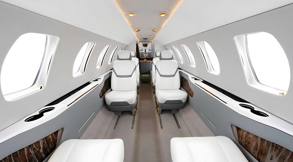 Interior del jet Cessna Citation CJ3 con acabados de lujo y asientos ejecutivos