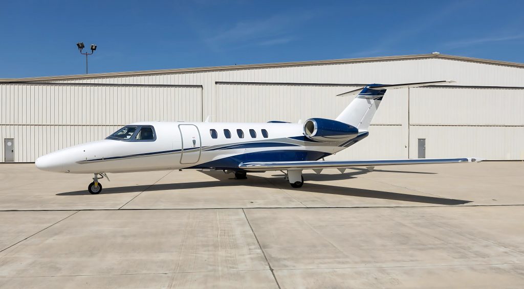 Jet privado Cessna Citation CJ4 estacionado listo para vuelo ejecutivo