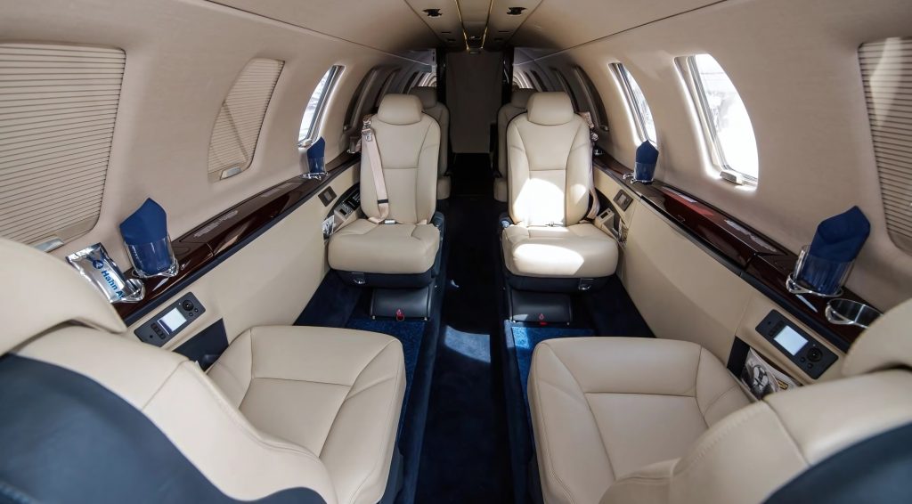 Interior de jet Cessna Citation CJ4 con acabados de lujo para ejecutivos
