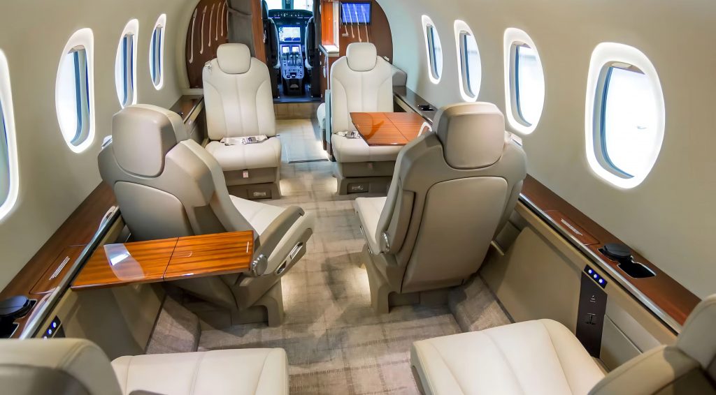 Interior del jet Cessna Citation Latitude con asientos ejecutivos y acabados de lujo
