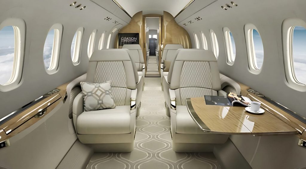 Cabina ejecutiva del Cessna Longitude con acabados de lujo