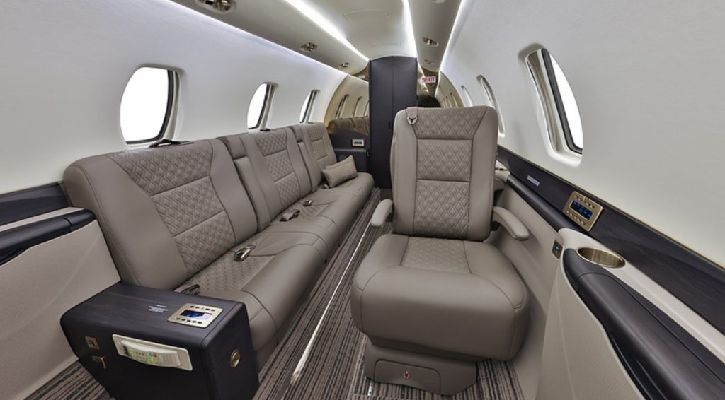 Interior de lujo del jet Cessna Citation Sovereign con acabados ejecutivos