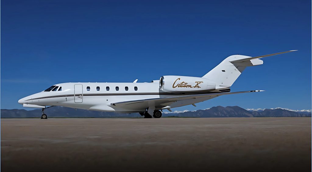 Jet Cessna Citation X estacionado en aeropuerto, listo para vuelo privado