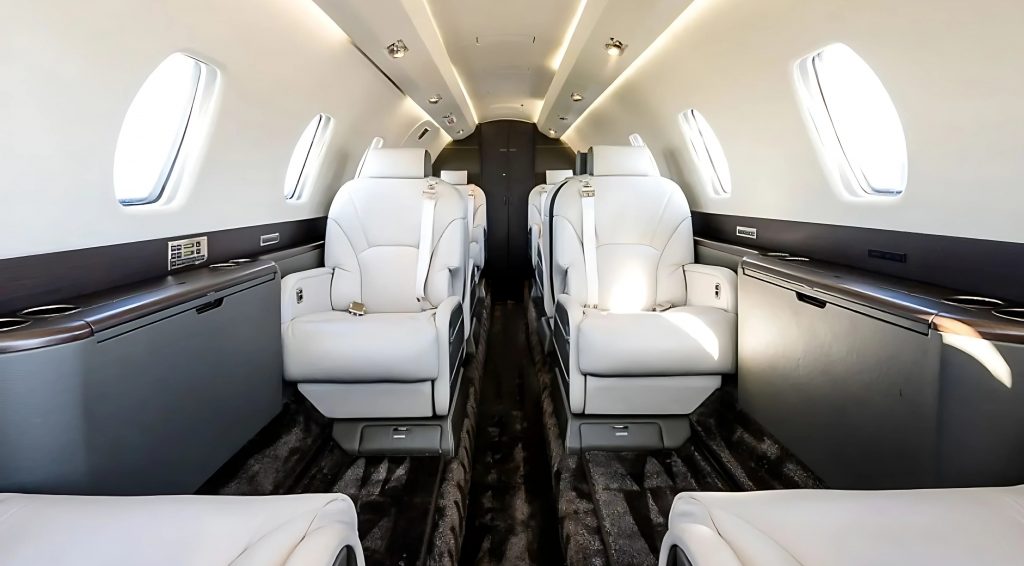 Interior del jet Cessna Citation X con acabados de lujo y asientos ejecutivos