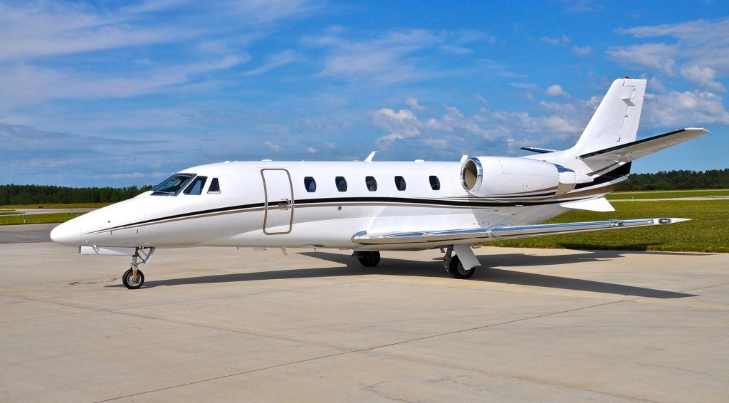 Cessna Citation XLS estacionado en aeropuerto listo para vuelo ejecutivo