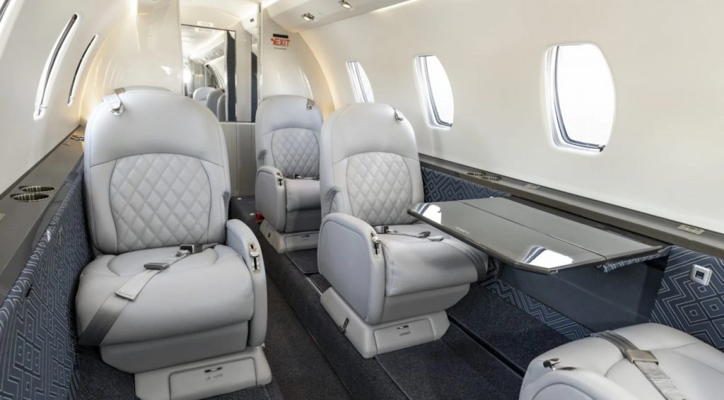 Interior del Cessna Citation XLS con acabados premium y espacio para ejecutivos