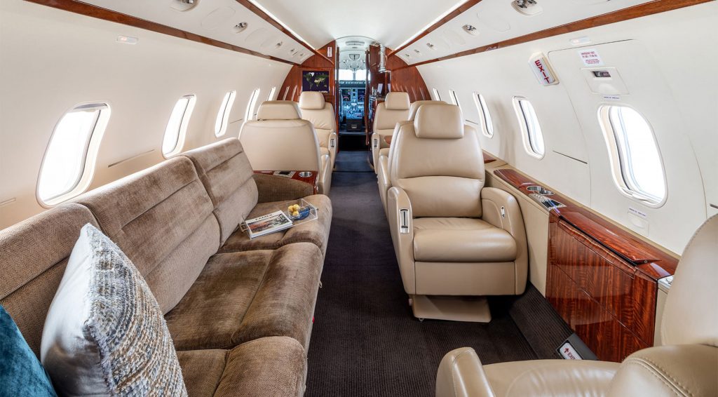 Interior del CHALLENGER 300 con asientos ejecutivos de lujo y acabados premium