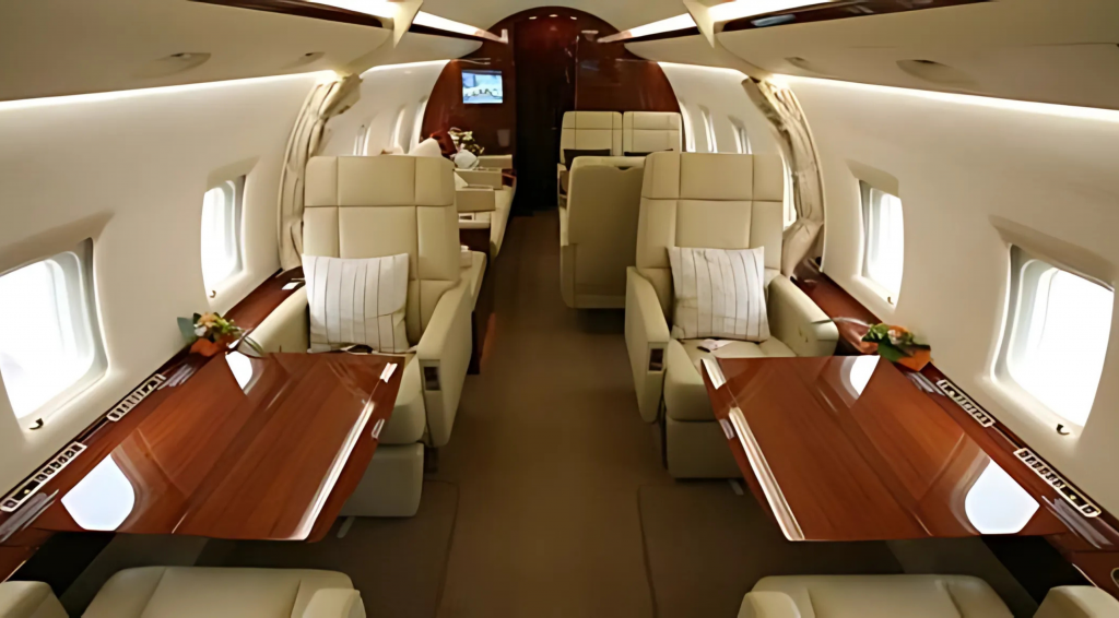 Interior del Challenger 605 con acabados de lujo y espacio ejecutivo