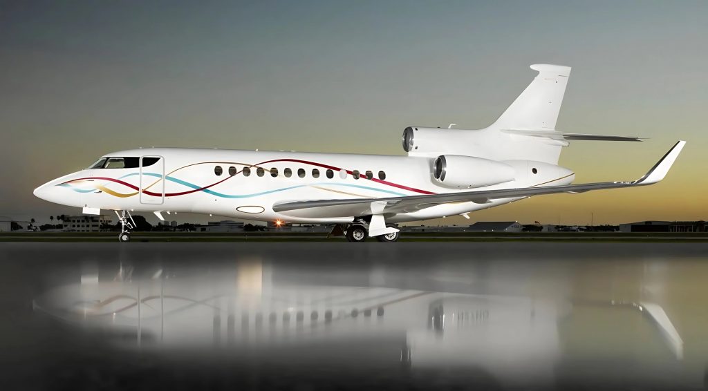 Dassault Falcon 7X estacionado en aeropuerto privado, listo para vuelo ejecutivo