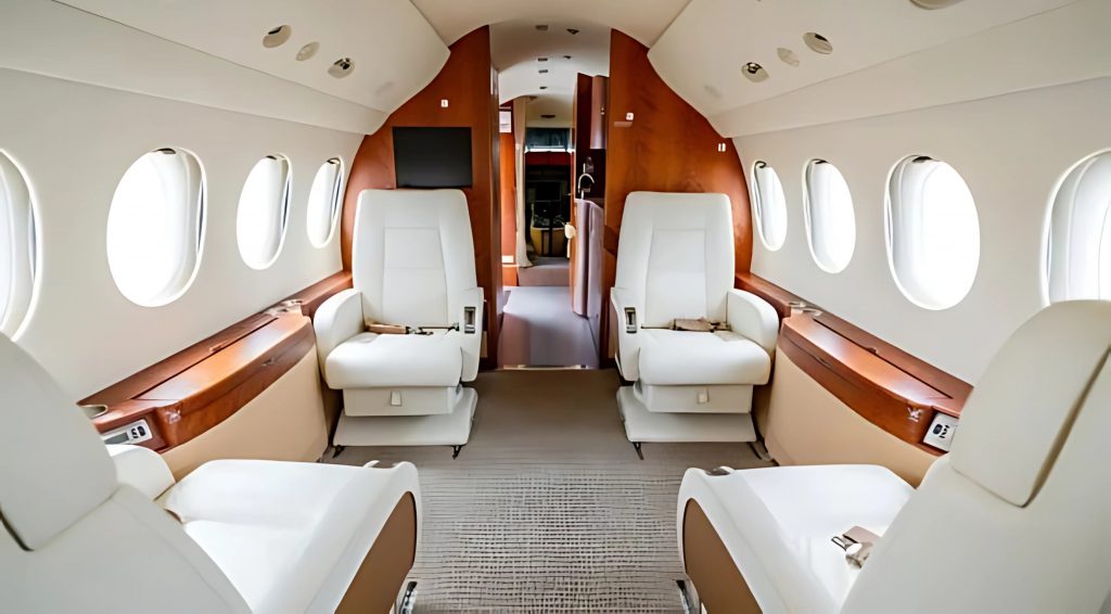 Interior lujoso del Dassault Falcon 7X con mobiliario ejecutivo