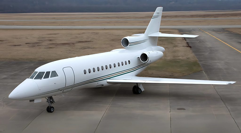 Dassault Falcon 900 estacionado en hangar privado de aeropuerto en México