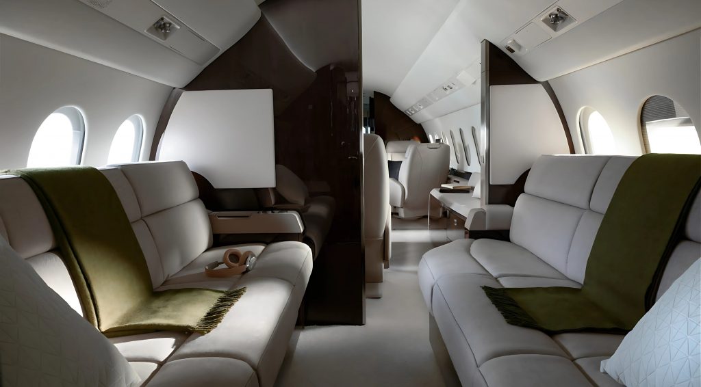 Interior del jet ejecutivo Dassault Falcon 900 con acabados de lujo