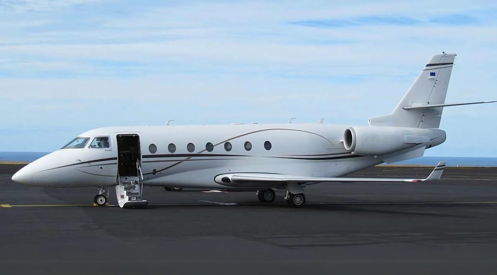 Gulfstream 200 estacionado en aeropuerto de CDMX listo para vuelos privados