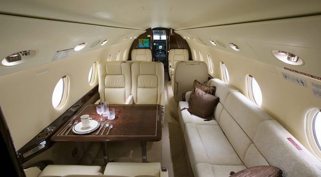 Interior del Gulfstream 200 con asientos de piel y acabados premium