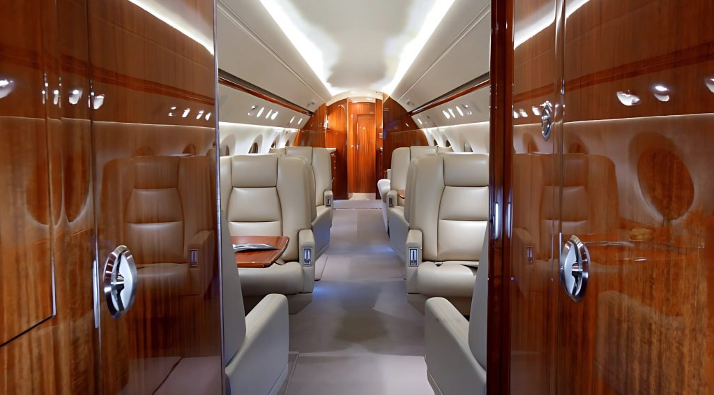 Interior de Gulfstream 300 con asientos de piel y ambiente ejecutivo