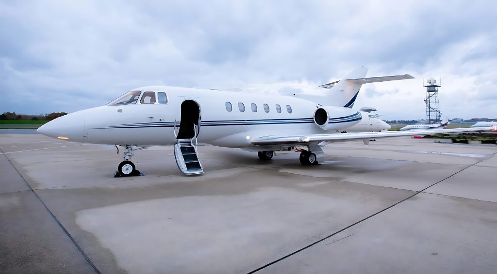 Jet privado Hawker 800XP estacionado en aeropuerto, listo para vuelo ejecutivo