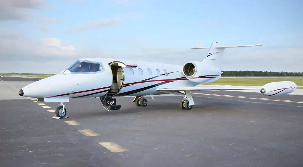 Jet privado LEARJET 35A estacionado en aeropuerto ejecutivo de México