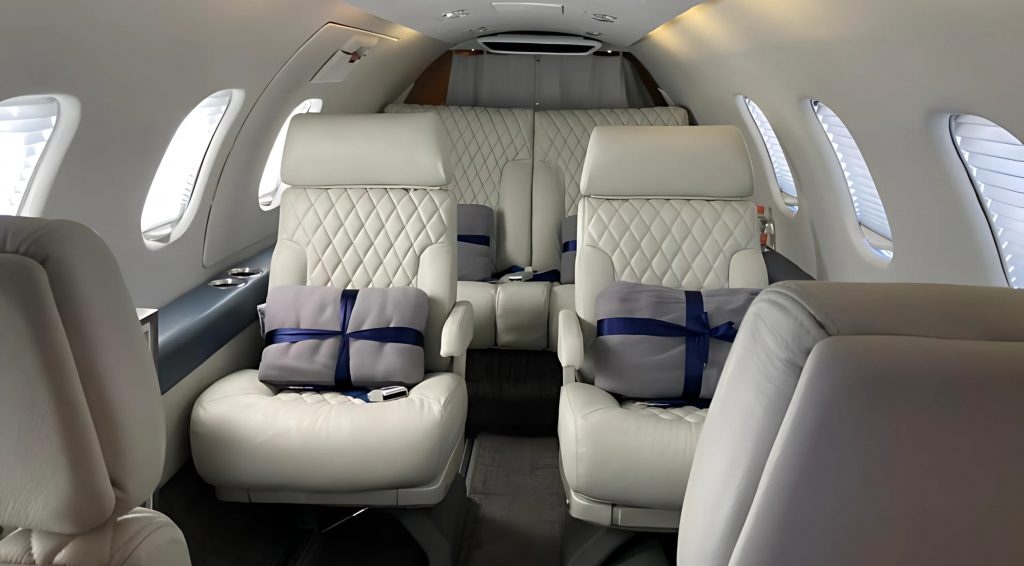 Interior de jet LEARJET 35A con diseño ejecutivo y acabados premium