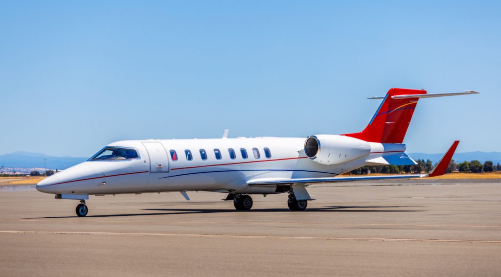 Jet privado Learjet 45XR estacionado en CDMX para vuelos ejecutivos