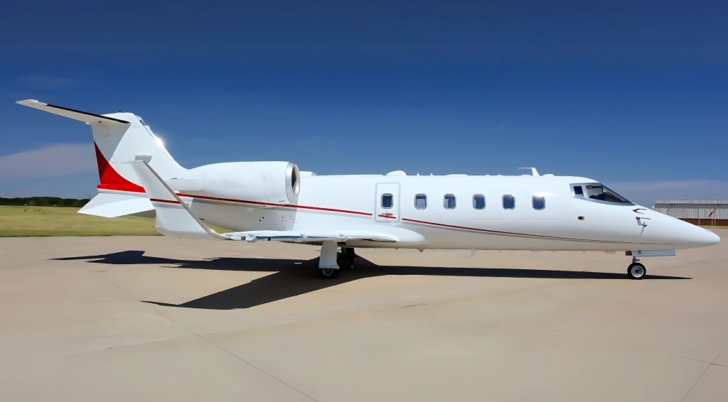 Jet privado LEARJET 60 estacionado en aeropuerto listo para vuelo ejecutivo