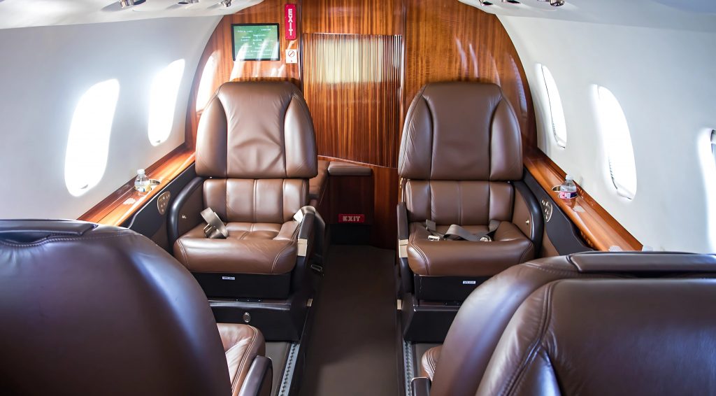 Interior del LEARJET 60 con asientos de lujo y acabados premium