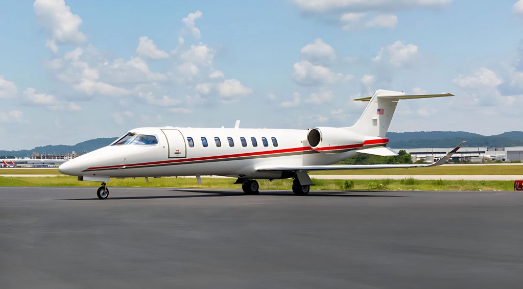 Learjet 75 estacionado en aeropuerto de México listo para vuelo privado ejecutivo