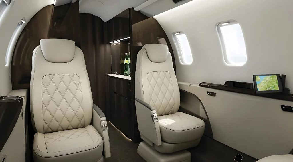 Interior del Learjet 75 con diseño ejecutivo, acabados de lujo y confort premium