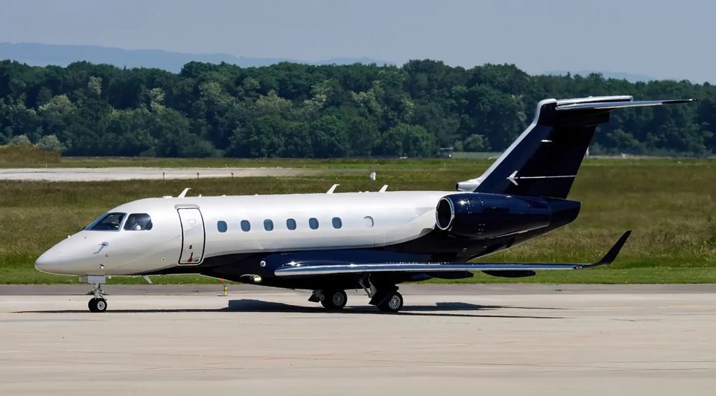 Jet Legacy 500 estacionado en aeropuerto de México para vuelo ejecutivo privado