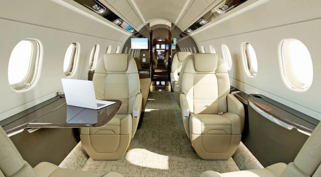 Interior del Legacy 500 con acabados de lujo, conectividad y asientos reclinables