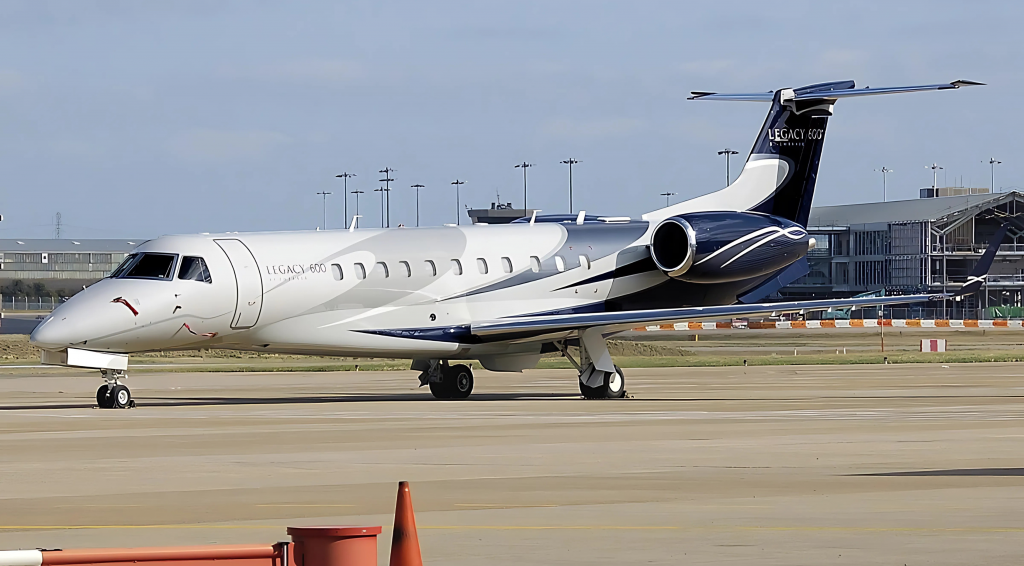 Jet privado Legacy 600 estacionado en aeropuerto de México