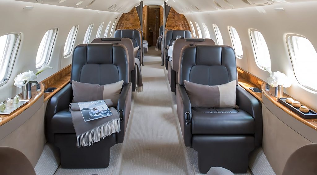 Cabina del Legacy 600 con interiores de lujo para vuelos ejecutivos