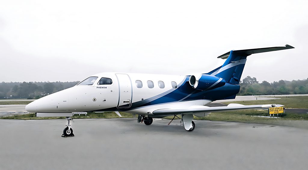 Jet privado Phenom 100 estacionado en aeropuerto de la Ciudad de México