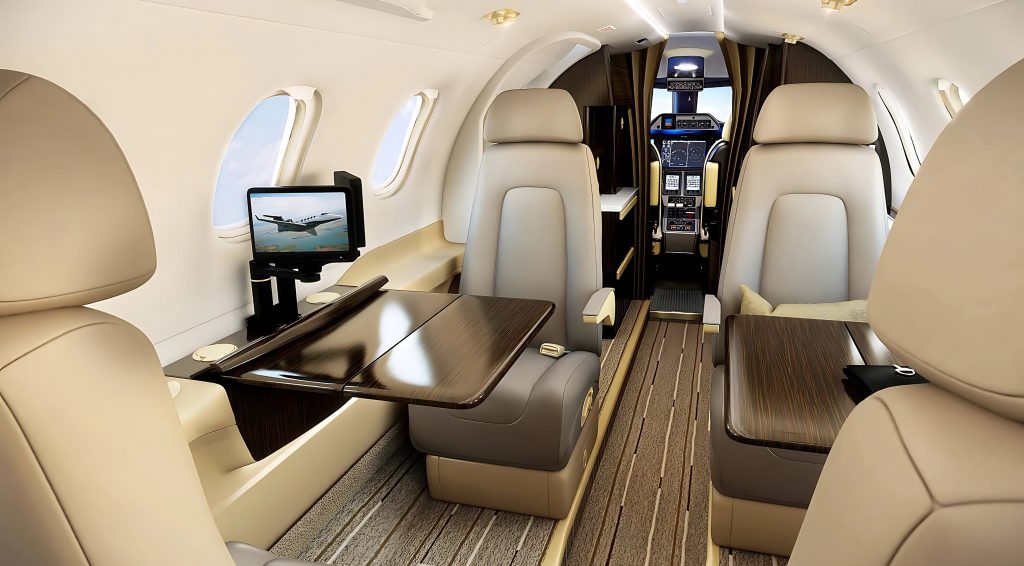Interior de jet privado Phenom 100 con diseño ejecutivo y acabados de lujo