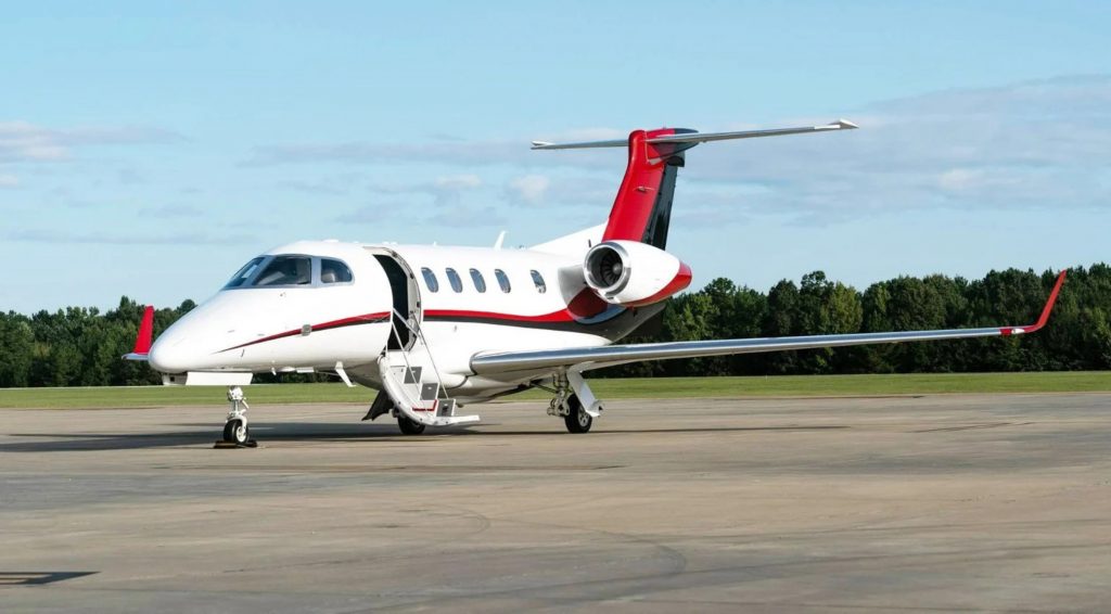 Jet Phenom 300 estacionado en hangar privado en México