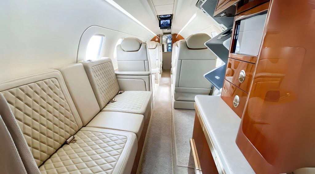 Interior del Phenom 300 con acabados de lujo y configuración ejecutiva