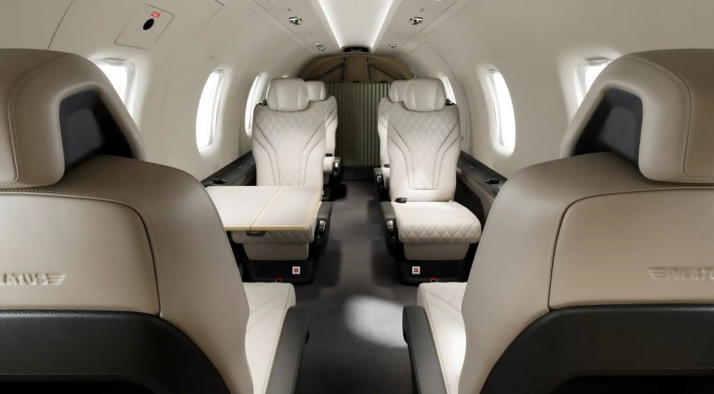 Interior del Pilatus PC-12 con asientos de lujo para vuelos ejecutivos