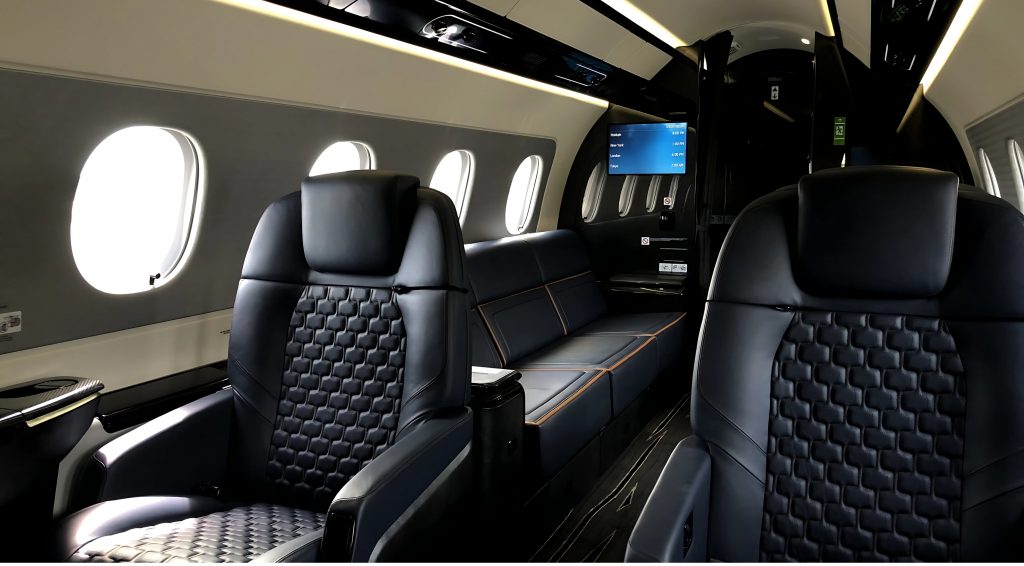 Cabina de lujo del jet Praetor 500 con interiores premium para ejecutivos