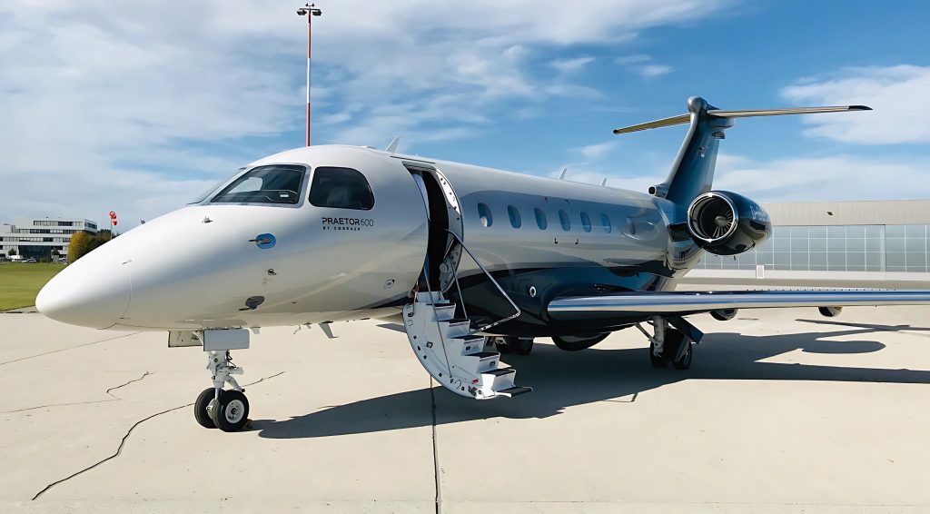 Jet Praetor 600 estacionado en aeropuerto de México listo para vuelo privado