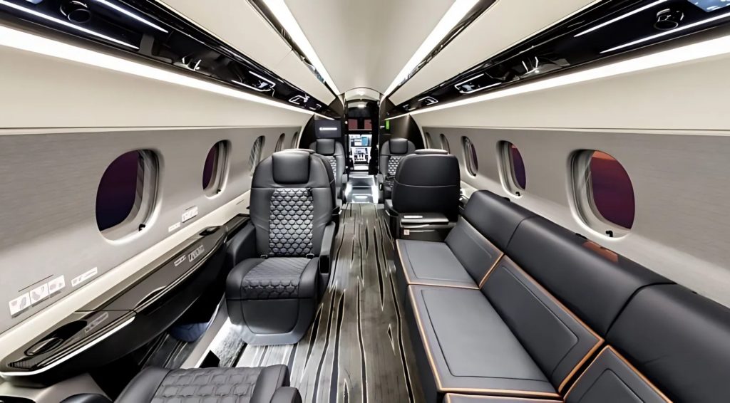 Interior del jet Praetor 600 con acabados de lujo y espacios ejecutivos