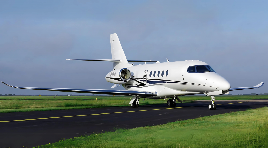 Cessna Citation Latitude estacionado en hangar privado listo para vuelo ejecutivo