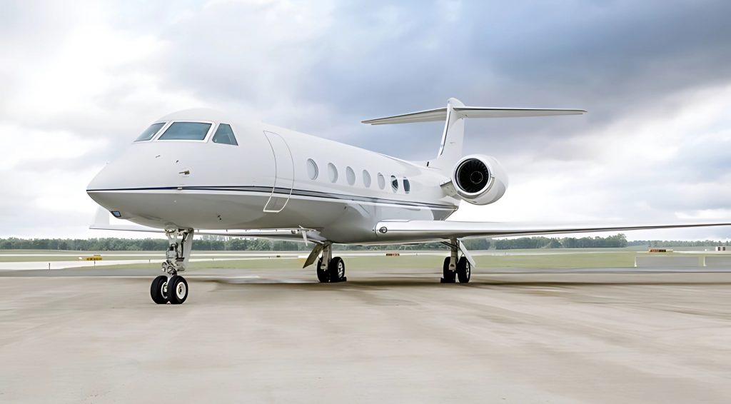 Jet Gulfstream 550 estacionado en aeropuerto de CDMX listo para vuelo ejecutivo