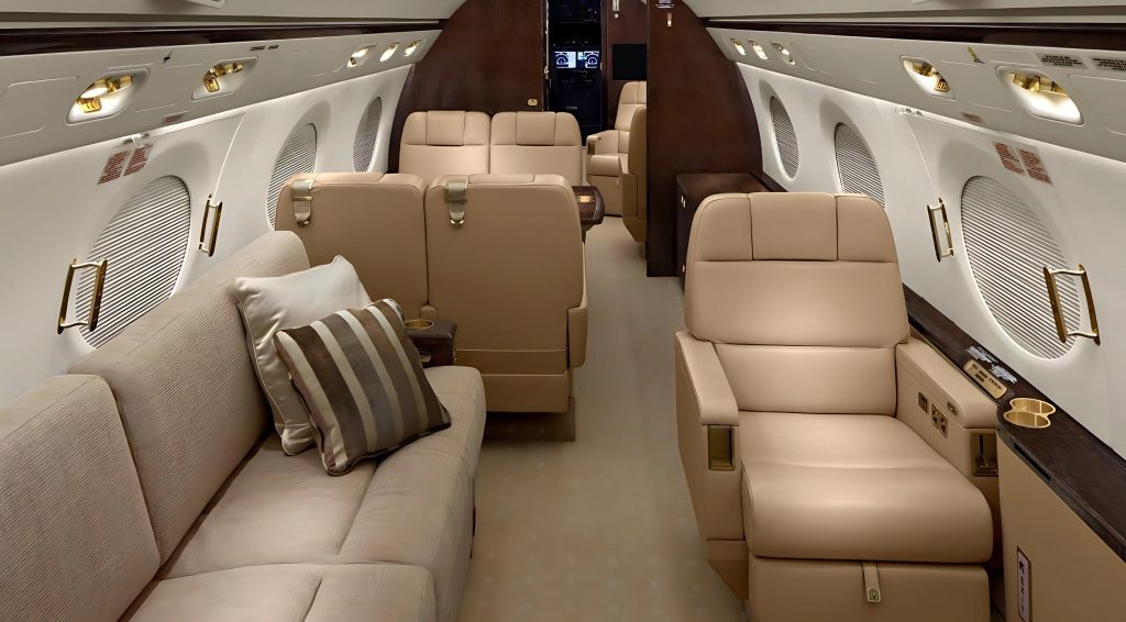 Interior del Gulfstream 550 con acabados premium y espacio ejecutivo