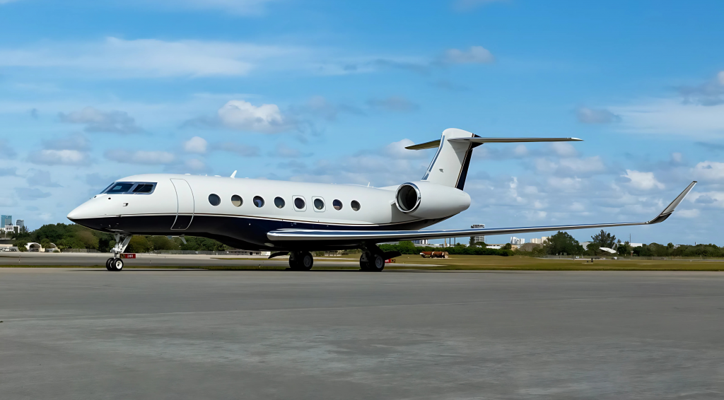 Jet Gulfstream G650 estacionado en pista listo para vuelo ejecutivo privado