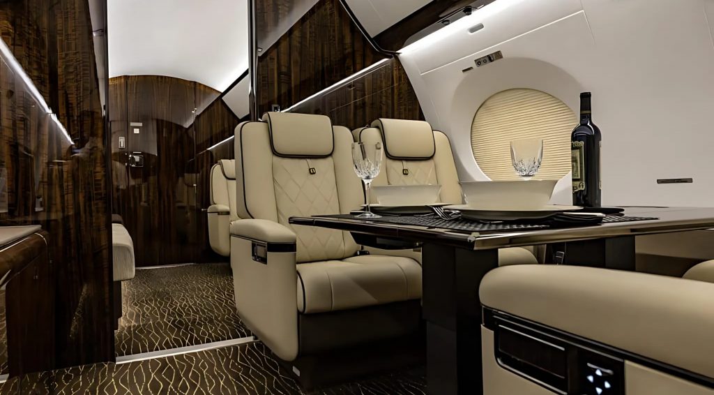 Interior del Gulfstream G650 con asientos de cuero, acabados premium y tecnología de vanguardia