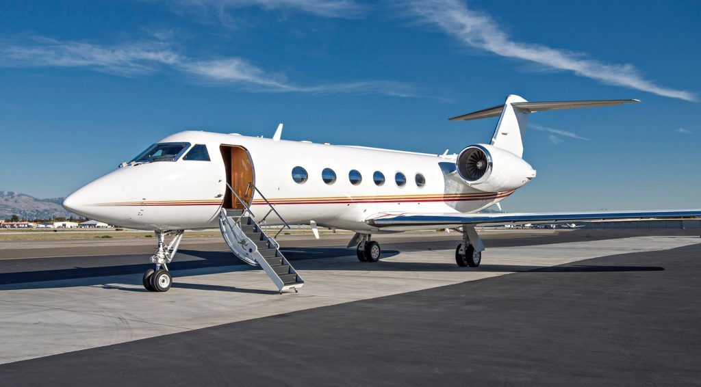 Jet Gulfstream IV estacionado en aeropuerto ejecutivo listo para vuelo privado